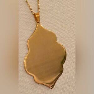 Plunder Gold-tone Scalloped Pendant Necklace